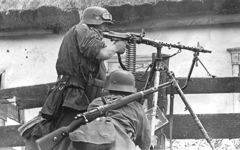 Nazi-with-Mauser-and-MG34