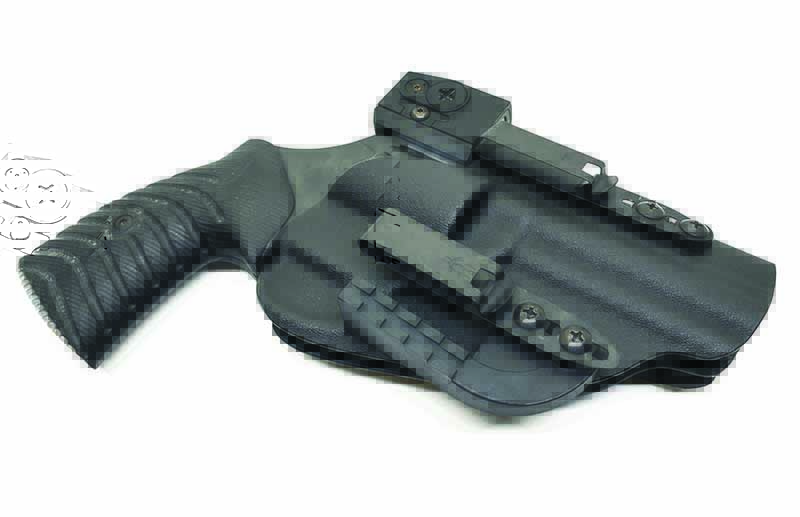 In its JM Custom Kydex holster, the 586 L-Comp can be concealed with minimal effort, despite its size.