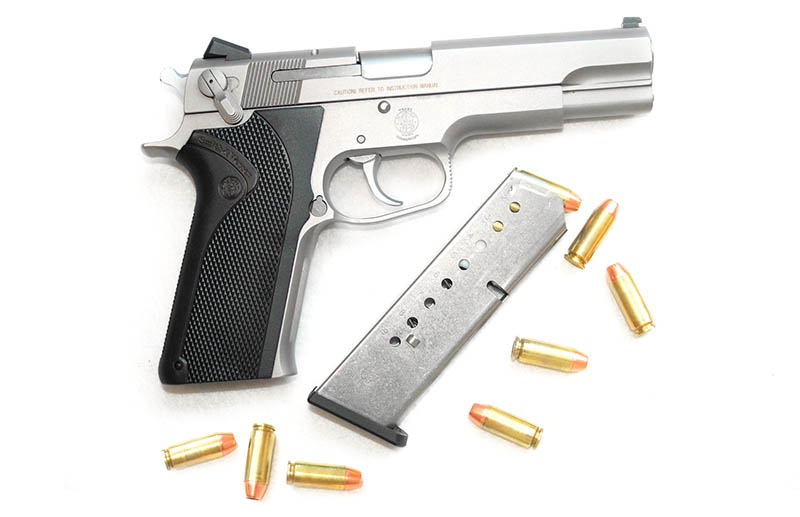 Smith-and-Wesson-1006-feature