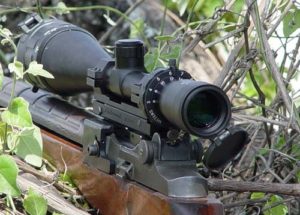 The popular Leatherwood ART M1000 scope features an ingenious "auto-ranging" feature that is tied to the power magnification ring. Click here to see how it works. 