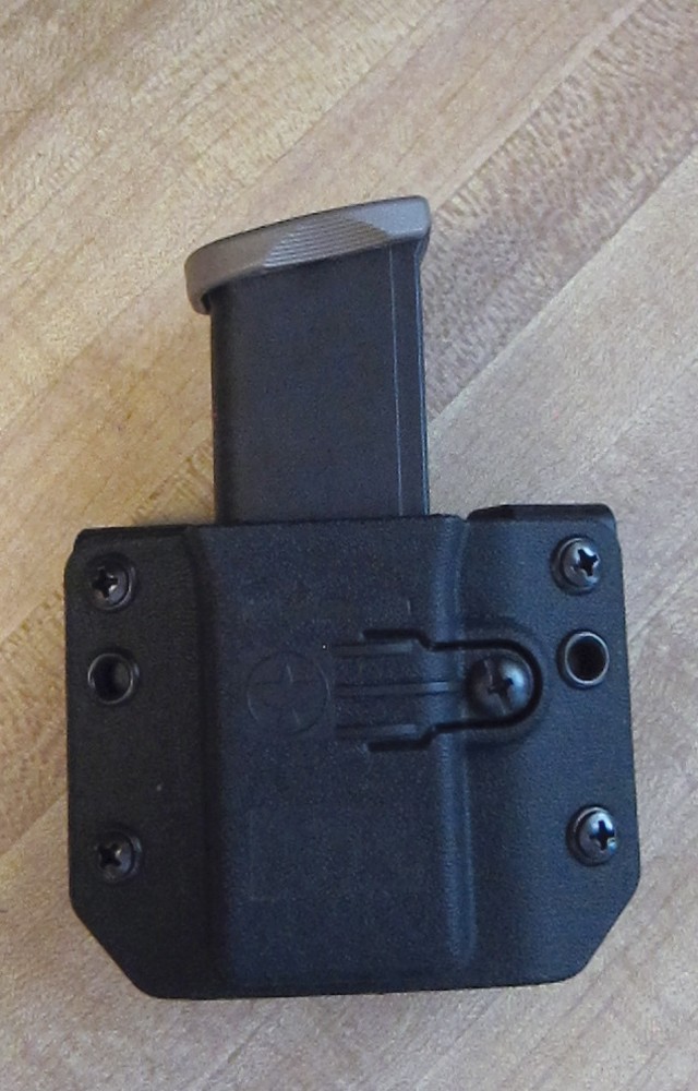 The Copia magazine pouch from Raven Concealment Systems can be used for a wide range of magazines from 9mm to 40 S&W, fits closely to the body and can carry magazines with the projectile to the front or back.